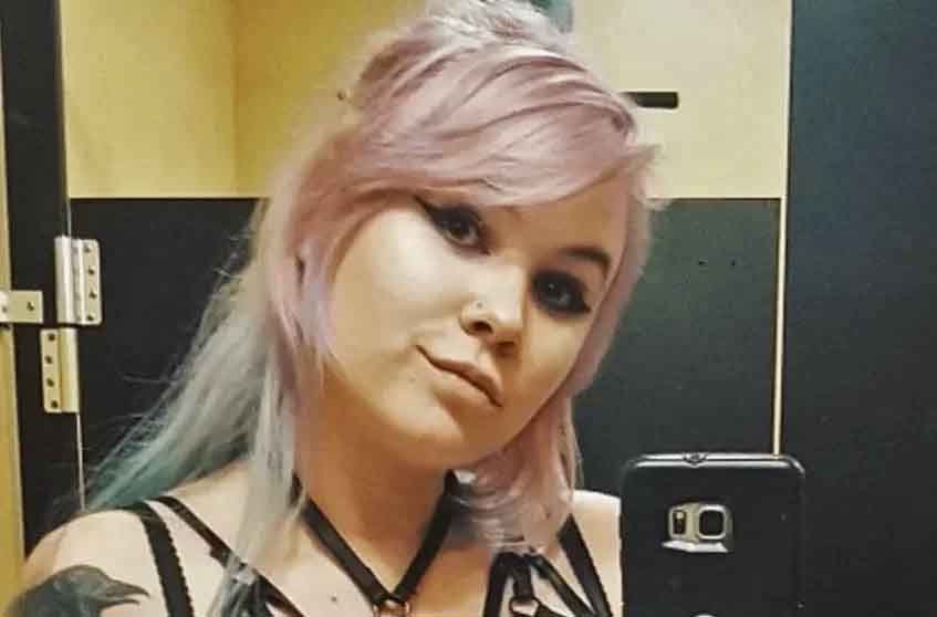 Alec Baldwin atirou e matou a colega porque usou uma arma com bala de verdade, que estava sob responsabilidade justamente de Hannah Gutierrez,  que cuidava de armas no set. Ela foi condenada em 15/4/2024 a 18 meses de prisão pelo crime.  
