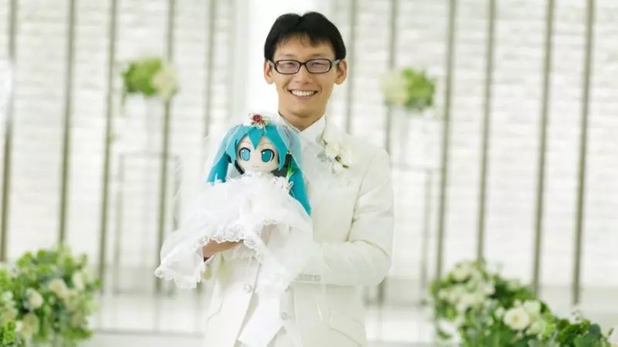 Kondo gastou o equivalente a R$ 85 mil para celebrar a união com a personagem virtual em 2018.