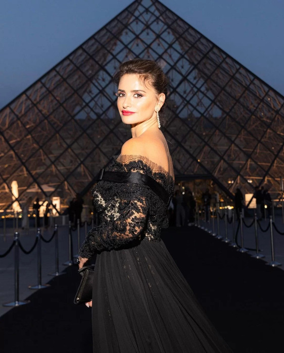 Sempre linda, Penélope Cruz arrasou em evento recente da marca Lancôme, no Museu do Louvre, em Paris. Ela usou vestido preto rendado para o lançamento de uma nova coleção.  