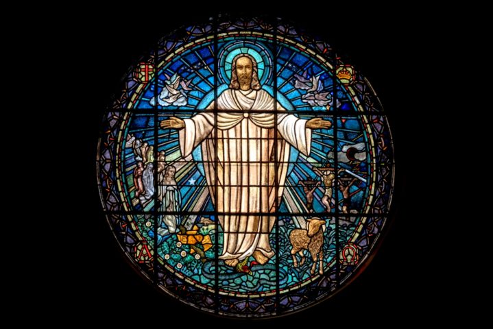 Seus ensinamentos, registrados principalmente nos Evangelhos do Novo Testamento, incluíam discursos que desafiavam normas sociais e religiosas da época, atraindo seguidores, mas também enfrentando oposição das autoridades judaicas e romanas. 