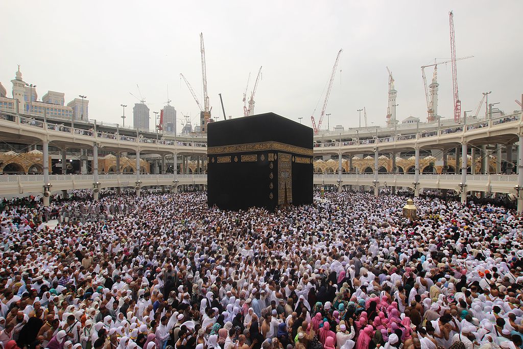 Arábia Saudita (Ásia) - Fica no Oriente Médio e é o maior país da Península Arábica, com 2.15 milhões de km² e 35 milhões de habitantes. Destaca-se pela indústria de petróleo e gás. Meca, local sagrado para o Islã, adiciona uma dimensão espiritual significativa à identidade do país.