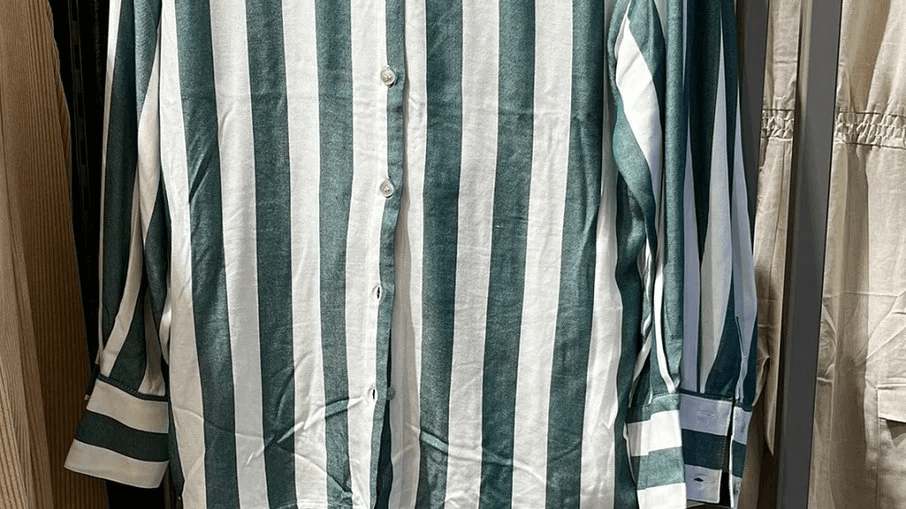 Imagens da peça, composta por camisa e calça de listras brancas e azuis, circularam na internet acompanhadas de comentários alertando para a semelhança com as vestimentas impostas aos judeus nos campos de concentração.