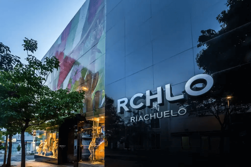 Por meio de nota, a Riachuelo pediu desculpas e afirmou que a comercialização do artigo 