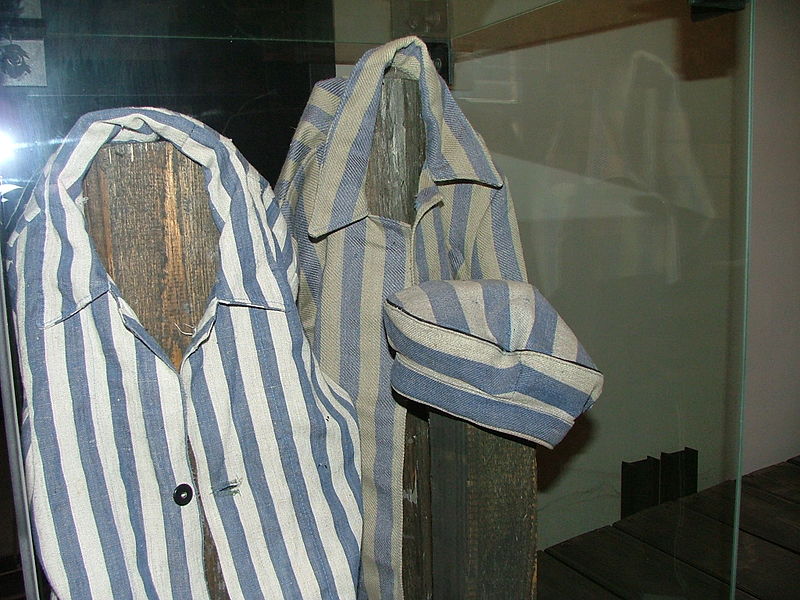 A roupa que os prisioneiros nazistas eram obrigados a utilizar em alguns dos campos é conhecida por fotos, vídeos e estão expostas em museus e memoriais pelo mundo.