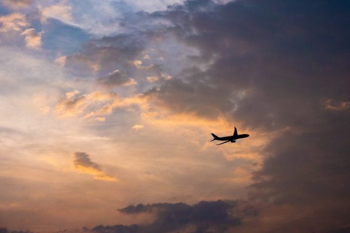 Todos os quatro motores pararam de funcionar repentinamente a mais de 11 km de altitude, transformando o avião em um gigantesco planador.