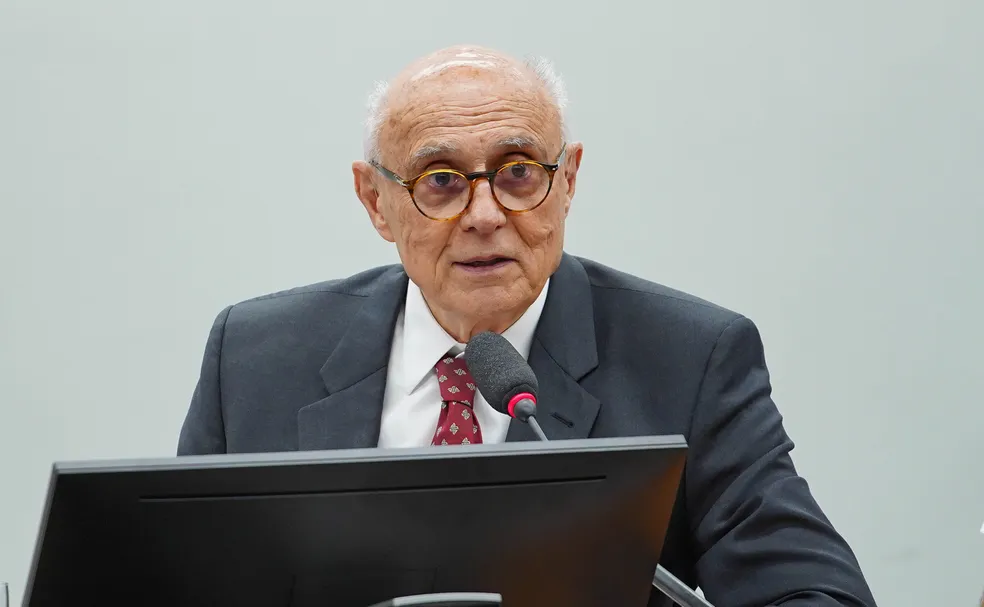 Aos 83 anos, ele compartilhou sua experiÃªncia com o tratamento, que combina medicamentos convencionais e cannabis terapÃªutica. Suplicy afirmou que decidiu tornar pÃºblico seu uso da cannabis para incentivar o debate sobre seus benefÃ­cios no tratamento de diversas doenÃ§as.-Will Shutter/CÃ¢mara dos Deputados