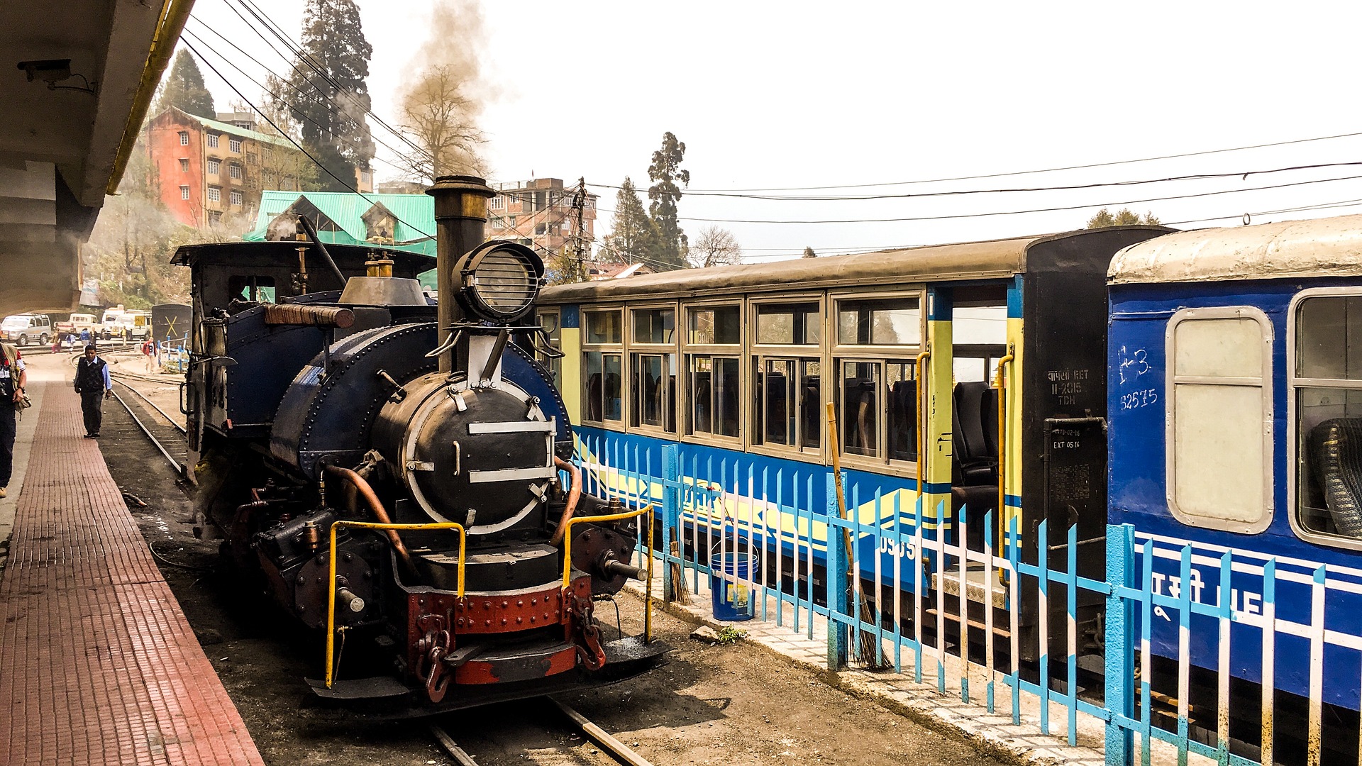 Devido à topografia acidentada e ao clima úmido da região, a manutenção da Ferrovia da Montanha Nilgiri é um desafio constante.