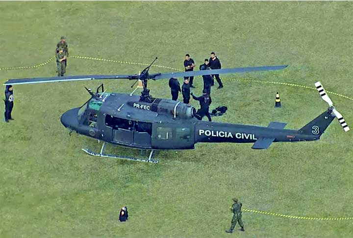 Helicópteros da polícia atingidos durante operação no RJ