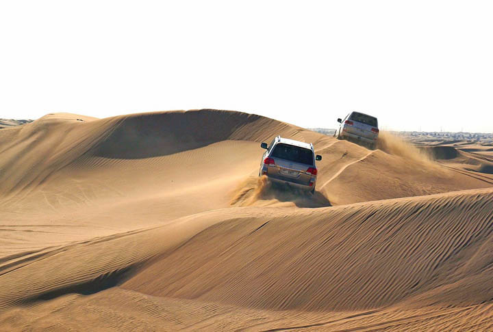 AlÃ©m de tudo isso, a â??melhor experiÃªncia do mundoâ?, segundo os usuÃ¡rios do TripAdvisor, ainda oferece a oportunidade de fazer fotos usando trajes Ã¡rabes, fazer rally pelas dunas e apreciar apresentaÃ§Ãµes de danÃ§as tÃ­picas.