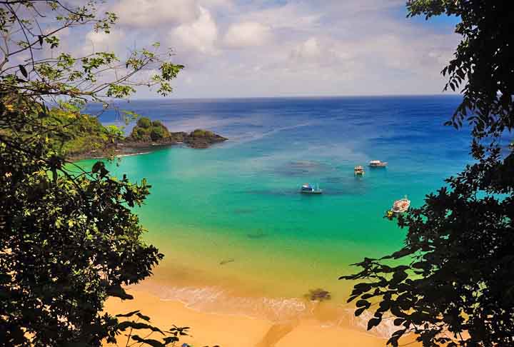 Localizada a uma distância de 545 quilômetros de Recife, a ilha de Fernando de Noronha serviu como um lugar onde diferentes prisões foram construídas ao longo de sua história. 