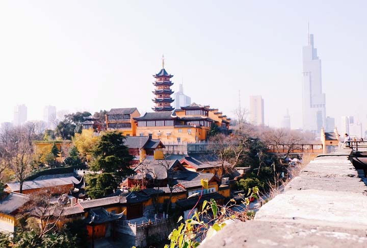 Localizada a leste do país, Nanjing é uma cidade importante na China e já foi a capital de várias dinastias chinesas. Ela possui uma história rica que remonta a mais de 2.500 anos.