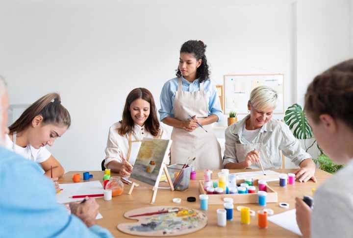 3. Professores de Artes – R$ 2.629 - Enfrentam desafios relacionados à valorização da disciplina e à oferta limitada de oportunidades no mercado.  -Imagem Freepik