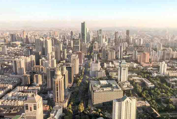 A cidade chinesa tem um importante papel na economia do país, sendo um centro industrial e comercial. Nanjing é conhecida pela indústria automobilística, eletrônica, química e de tecnologia.