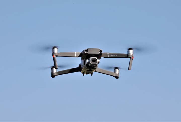 Em muitos casos, os objetos não identificados são nada mais que aviões, drones, veículos militares, satélites e balões. 
