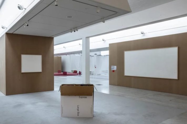 Em 2021, o artista dinamarquês Jens Haaning enviou duas telas em branco para serem expostas no Museu Kunsten de Arte Moderna - Reprodução/Xataka