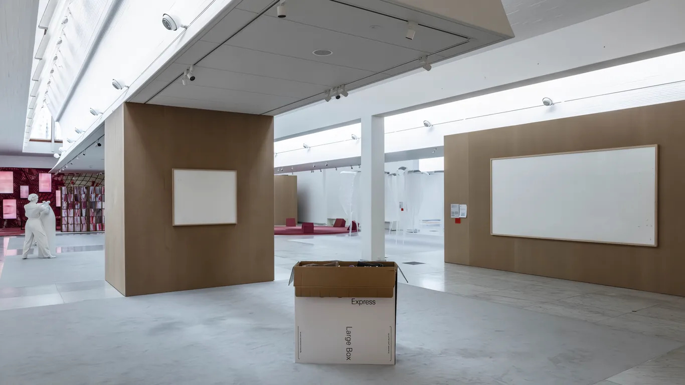 Na visÃ£o do artista, as molduras destacavam os salÃ¡rios mÃ©dios de um dinamarquÃªs e um austrÃ­aco. No entanto, a apresentaÃ§Ã£o das telas em branco nÃ£o agradaram em nada os donos do museu.