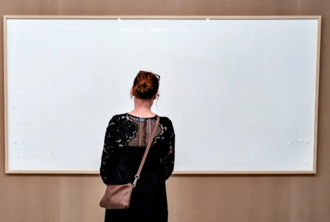 Pra quem não viu: Artista plástico entrega tela em branco a museu alegando que é ‘arte’