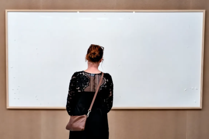 Em 2021, o artista dinamarquês Jens Haaning enviou duas telas em branco para serem expostas no Museu Kunsten de Arte Moderna - Reprodução/Xataka