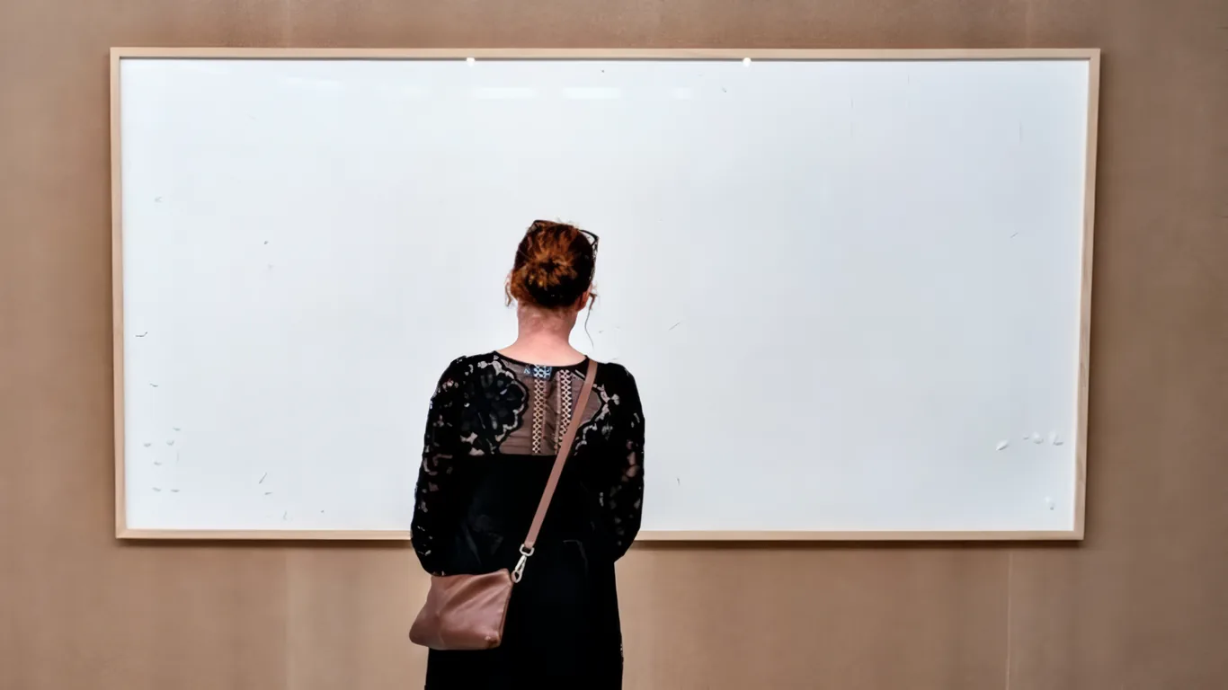 Pra quem não viu: Artista plástico entrega tela em branco a museu dizendo que é ‘arte’