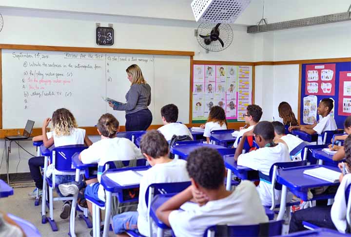 2. Outros Profissionais de Ensino – R$ 2.554 - Inclui educadores de diversas áreas que, mesmo com formação superior, recebem remunerações modestas.  -Prefeitura do Rio de Janeiro
