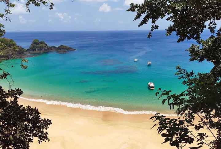 Em Fernando de Noronha, há lugares esplendorosos e os passeios de barco são muito usados para observação de animais como golfinhos e tartarugas, além de permitir acesso à Baía do Sancho e Baía dos Porcos. -Divulgação Governo de Pernanbuco