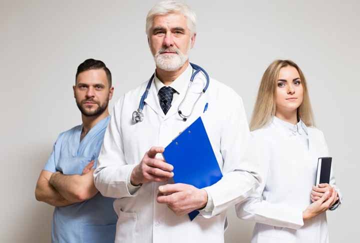 Profissões que exigem alta especialização, como medicina e engenharia, tendem a oferecer salários mais elevados, enquanto áreas com maior oferta de profissionais e menor reconhecimento, como educação, frequentemente apresentam remunerações mais baixas. -Imagem Freepik