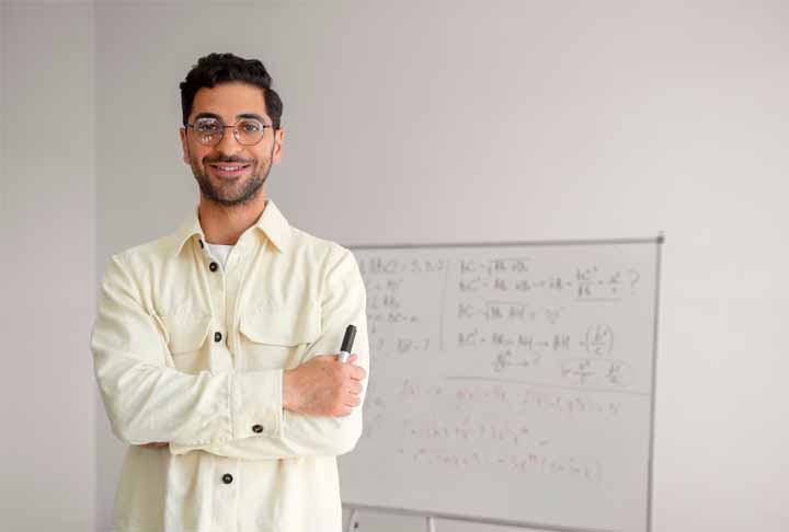 2. Matemáticos, Atuários e Estatísticos – R$ 16.568 - Essas carreiras são essenciais em setores como finanças e seguros, aplicando modelos matemáticos para análise de riscos e tomada de decisões.  - Imagem Freepik