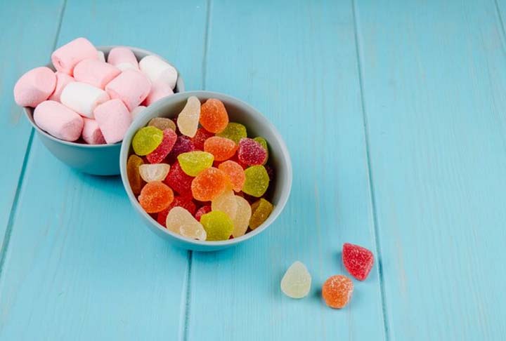 Coloridas e com sabor agradável, as balas de goma, delicados e jujubas são exemplos claros desse tipo de alimento, que fazem sucesso entre as crianças, porém estão entre as guloseimas proibidas por esta lei. -Imagem Freepik
