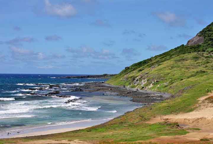 Nessa viagem, Darwin passou pelo Brasil. O naturalista inglês esteve em Salvador, Fernando de Noronha (foto) e Rio de Janeiro. 
