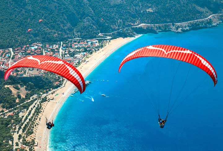11º) Parapente Duplo Fethiye, Turquia - Partindo da montanha de Babada?, uma das mais populares para salto de parapente no mundo, os turistas passam por cima de uma praia com águas azuis até pousarem na areia. 