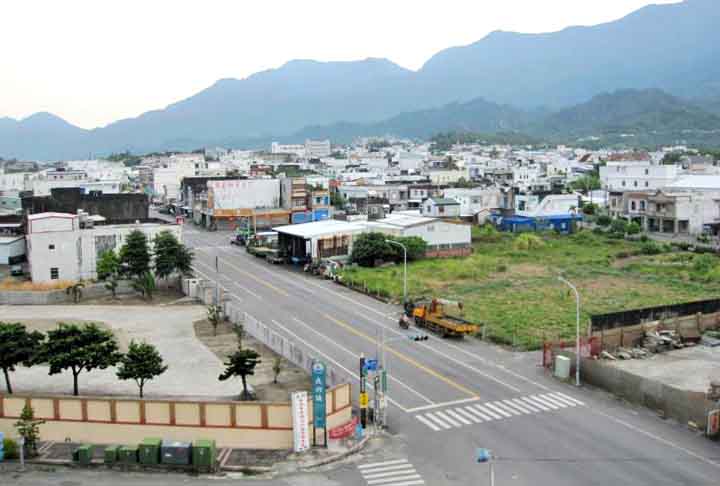 Chenggong: Com cerca de 100 mil apartamentos vazios, Chenggong chegou a ser conhecida como uma das maiores cidades fantasmas da Ásia em meados de 2012.