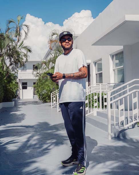 <p>Emicida – Nascido em 17 de agosto de 1985, em São Paulo, seu nome de batismo é Leandro Roque de Oliveira. O nome artístico “Emicida” surgiu da junção de “MC” com “homicida”, referência ao seu desempenho nas batalhas de rima, em que amigos diziam que ele “matava” os adversários com suas rimas. Mais tarde, ele criou também um acrônimo para o nome: E.M.I.C.I.D.A (Enquanto Minha Imaginação Compuser Insanidades Domino a Arte).</p>
