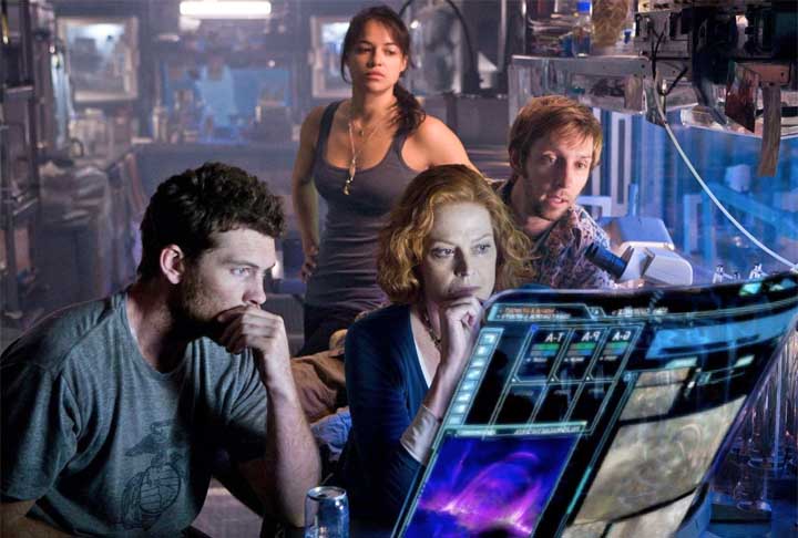 Ela também vai aparecer em flashbacks como a Dra. Grace Augustine, a exobiologista humana que chefiava o programa Avatar, já que a personagem morreu no fim do primeiro filme da franquia.
