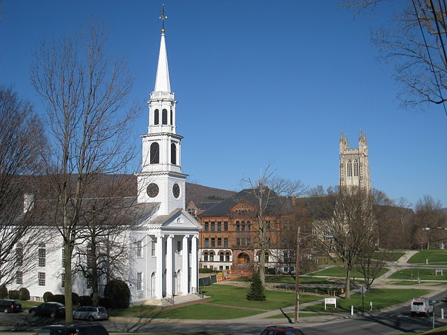Perry nasceu em 19/8/1969 em Williamstown, que fica no condado de Berkshire, em Massachussets . A cidade tem cerca de 7.800 habitantes. -Daderot wikimedia commons