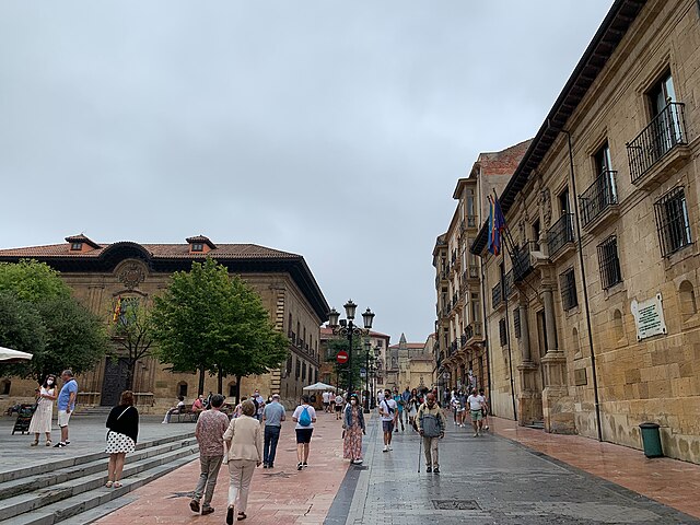  Oviedo (Espanha) - Capital da regiÃ£o da AstÃºria, com fundaÃ§Ã£o no sÃ©culo 8 e populaÃ§Ã£o na faixa de 220 mil moradores. Conhecida pelo centro histÃ³rico medieval, onde fica a catedral gÃ³tica com a CÃ¢mara Santa do sÃ©culo 9.