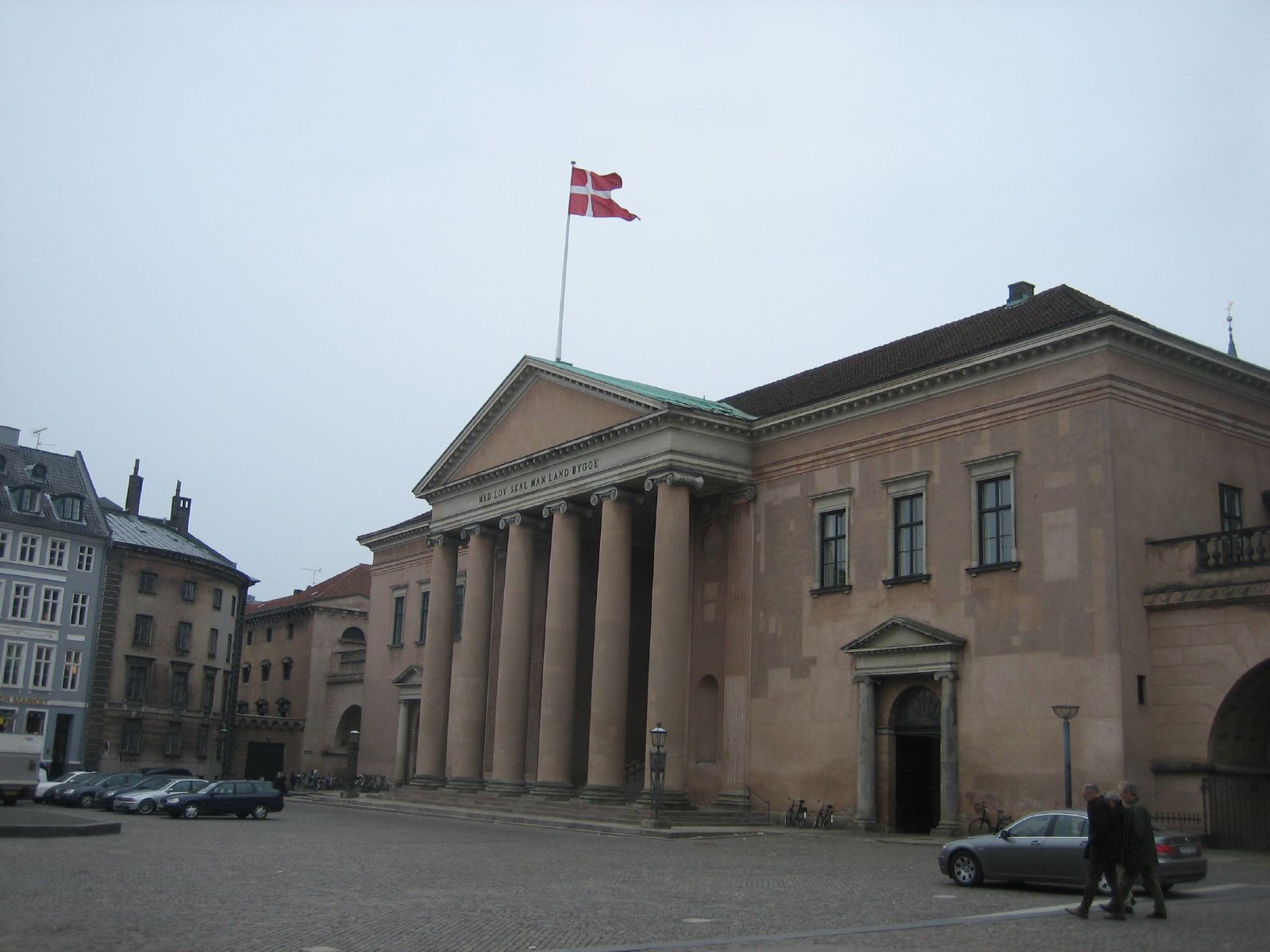 Na definição do caso, o Tribunal Municipal de Copenhague considerou que a obra era "deficiente" face ao acordado no seu contrato com o museu Kunsten. Até porque a promessa era entregar peças diferentes.