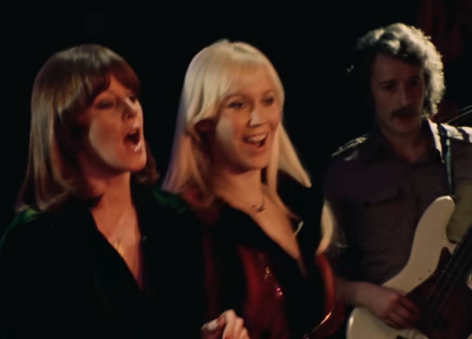 Outra que não costuma ficar de fora nas festas de casamento, a canção da banda sueca ABBA é um hit atemporal, apesar de ter sido lançada em 1976.-reprodução