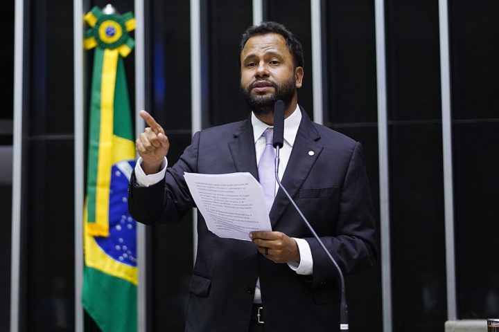 Após morte de Karol Eller, políticos pedem investigação sobre igreja evangélica