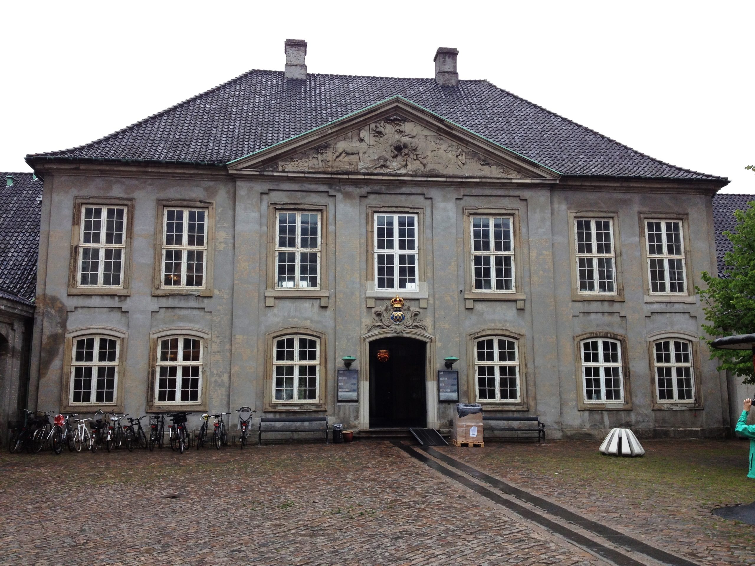 O Museu do Design, também conhecido como Designmuseum Danmark, é dedicado à  cultura visual dinamarquesa e está instalado em um edifício histórico do século XVIII, um dos mais belos da capital. 