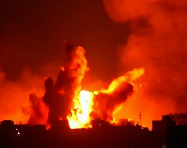 O conflito teve inÃ­cio no dia 7 de outubro, quando o Hamas atacou Israel por mar, ar e terra matando centenas de pessoas - incluindo aÃ§Ãµes em uma rave perto da Faixa de Gaza e em Kibutzim (comunas agrÃ­colas).-ReproduÃ§Ã£o/TV Globo