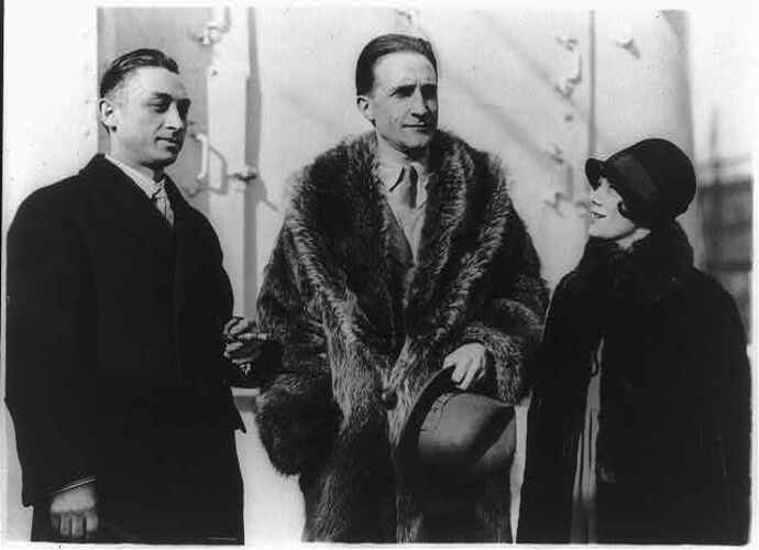 Em 1917, os questionamentos sobre o que é arte esquentaram entre os intelectuais com a criação de Marcel Duchamp. O idealizador expôs em mictório (ou urinol), assinado como R. Mutt, para a exposição da Associação dos artistas Independentes de Nova York.