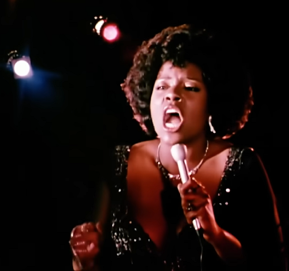 A música foi lançada pela cantora norte-americana Gloria Gaynor em 1978 e se tornou um verdadeiro hit no mundo todo. Quem nunca ouviu essa numa festa de casamento?-reprodução 
