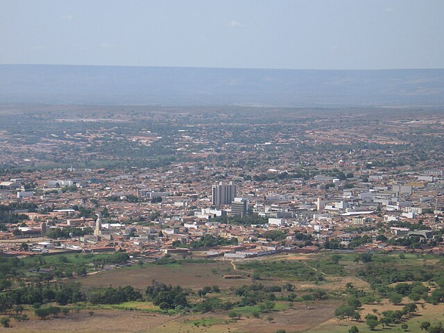 É a segunda maior cidade do Ceará, com uma população de cerca de 300 mil habitantes, segundo o Censo mais recente. 