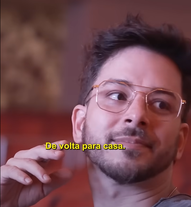 Além de cantor, compositor e multi-instrumentista, Junior também atua como produtor musical e apresentador. 