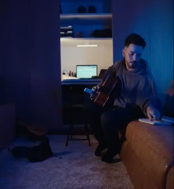 Além disso, Junior também participou do projeto de música eletrônica “Dexterz” e colaborou com o grupo SoulFunk. Conheçamos mais detalhes sobre a vida e carreira do cantor.