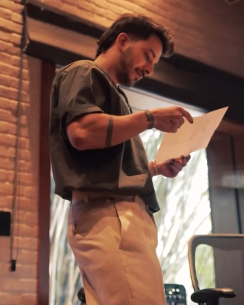 Em 2008, aliás, Junior foi baterista no álbum “9MA”, da banda Nove Mil Anjos.