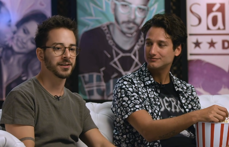 De 2017 a 2019, Junior fez sucesso como um dos apresentadores do canal de YouTube “Pipocando Música”. 