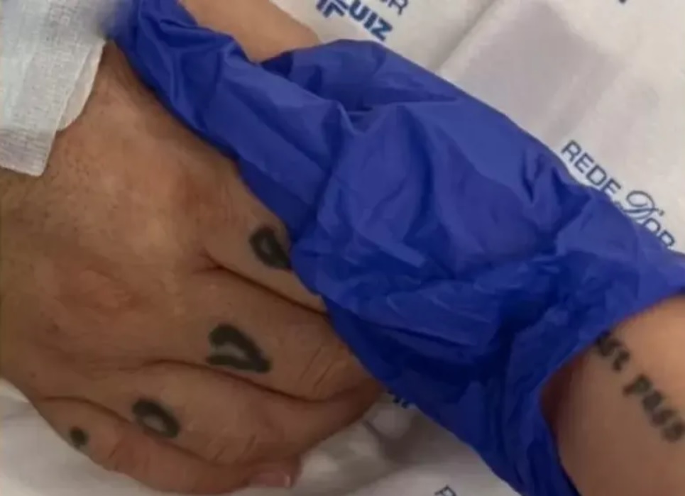 Filha de Mingau do Ultraje a Rigor posta foto no hospital: ‘Seguimos em oração’