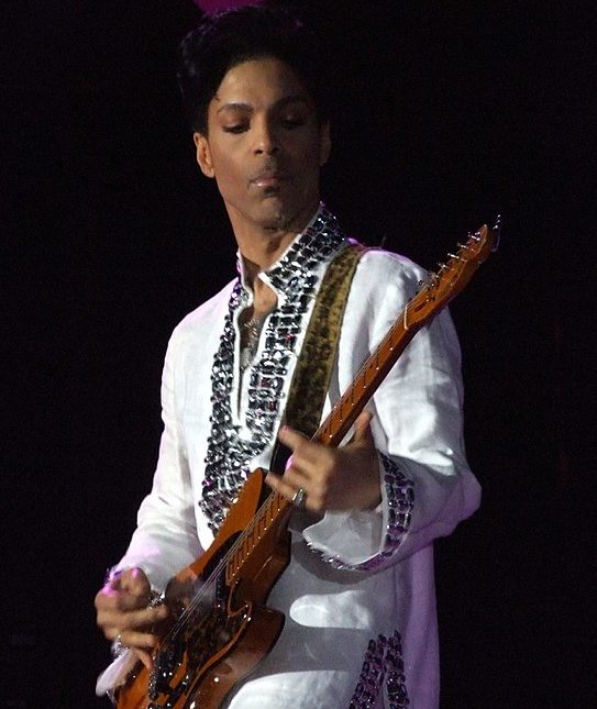 Agora, a memória de um grande nome: Prince. Nascido em 7/6/1958 em Minneapolis, o múltiplo artista americano morreu aos 57 anos. Foi cantor, compositor, produtor, dançarino, multi-instrumentista e ator, um dos maiores ícones da música mundial. Tinha 1,60 metro. 