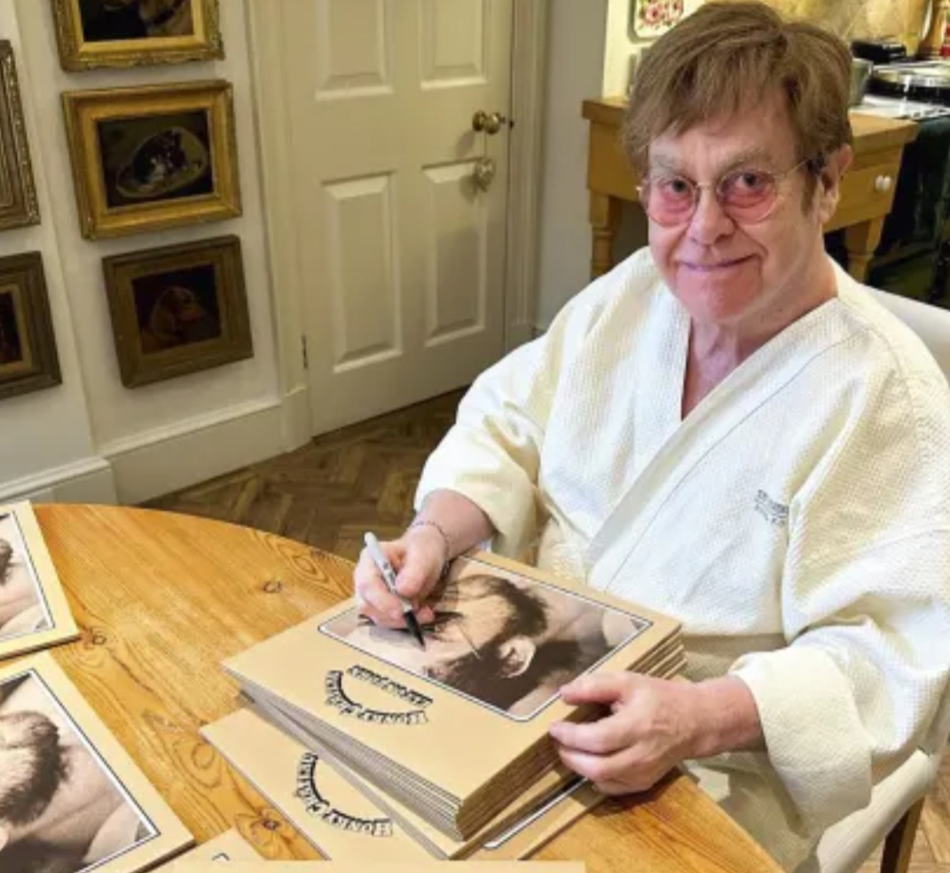 O cantor sofreu uma queda, sendo levado imediatamente ao departamento de ortopedia no centro hospitalar Princess Grace, em Mônaco, onde foi tratado de ferimentos leves. 